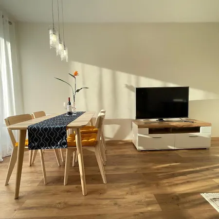 Daire Apartament Lucy *
